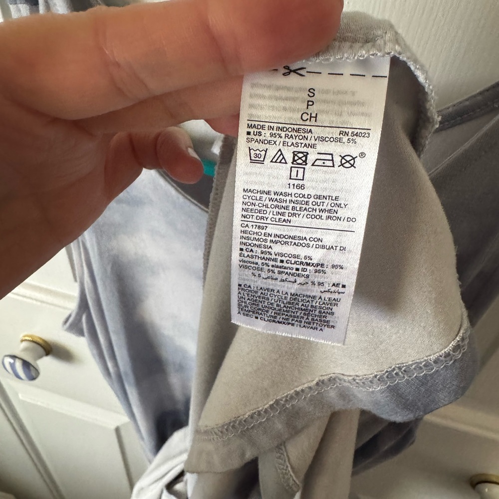 Old navy swing dress size small new without tags.
Blue tie-dye. - Picture 4 of 6